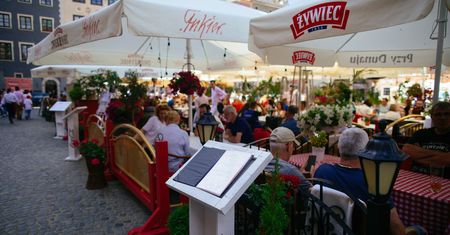 Polacy ruszyli do hoteli i restauracji. Widać to w danych z banków