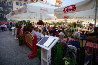 Polacy ruszyli do hoteli i restauracji. Widać to w danych z banków