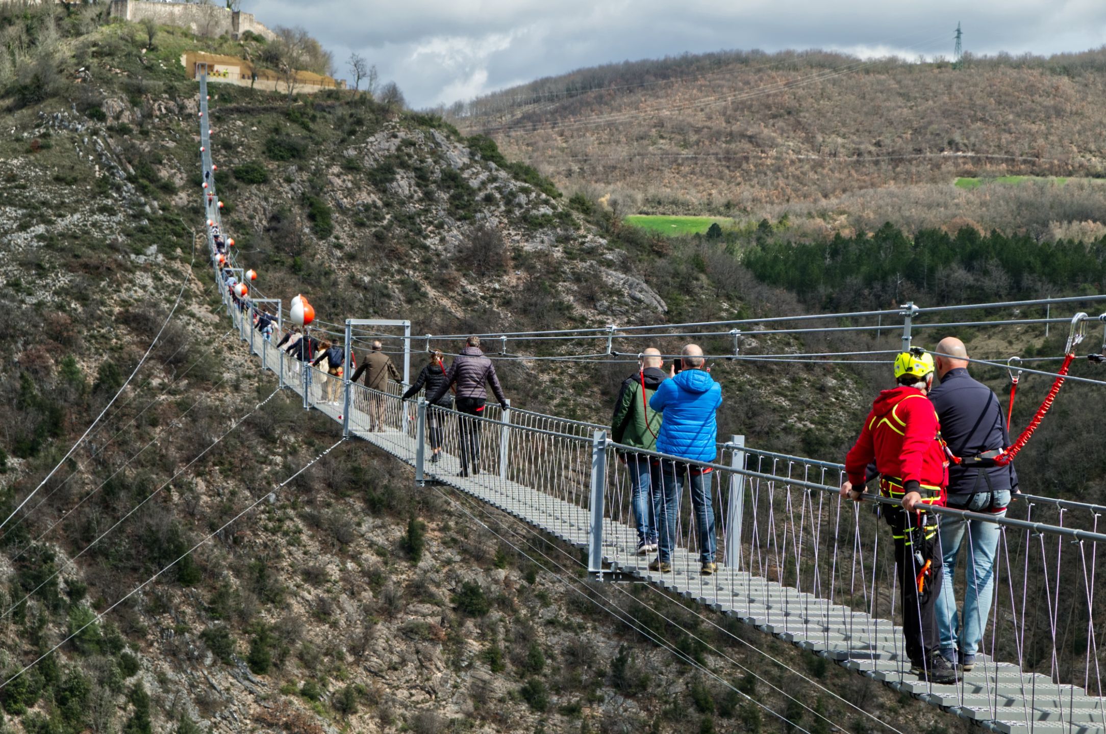 Przejście nad doliną rzeki to niezapomniane przeżycie