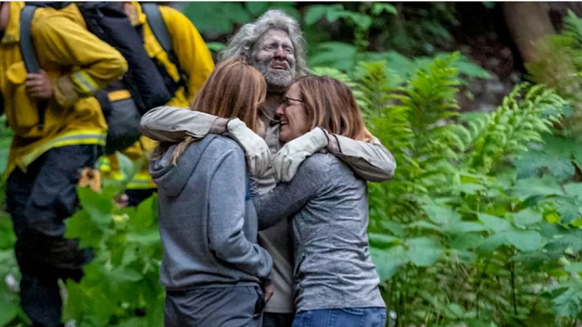 Mężczyzna w objęciach rodziny.