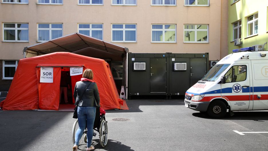 Opole, 17.04.2020. Koronawirus w Polsce. Tymczasowe wejście do Szpitalnego Oddziału Ratunkowego Wojewódzkiego Szpitala Klinicznego w Opolu, 17 bm. Z prawej ustawione przez wojsko kontenery, które pełnić będš rolę izolatoriów dla pacjentów z podejrzeniem koronawirusa, czekajšcych na wynik. Kontenery sš podgrzewane oraz klimatyzowane, kontakt z pacjentami odbywać się będzie telefonicznie. Kontenery stanęły przy wybranych opolskich szpitalach. (kś/mr) PAP/Krzysztof Świderski