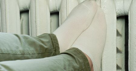 Marzną ci stopy? Wsmaruj na noc, a zapomnisz o problemie