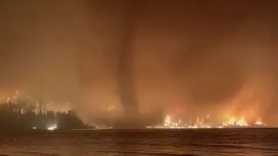 Tornado pojawiło się pośród płomieni 