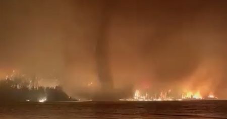 Widok jak w apokalipsie. Tornado pojawiło się w morzu ognia