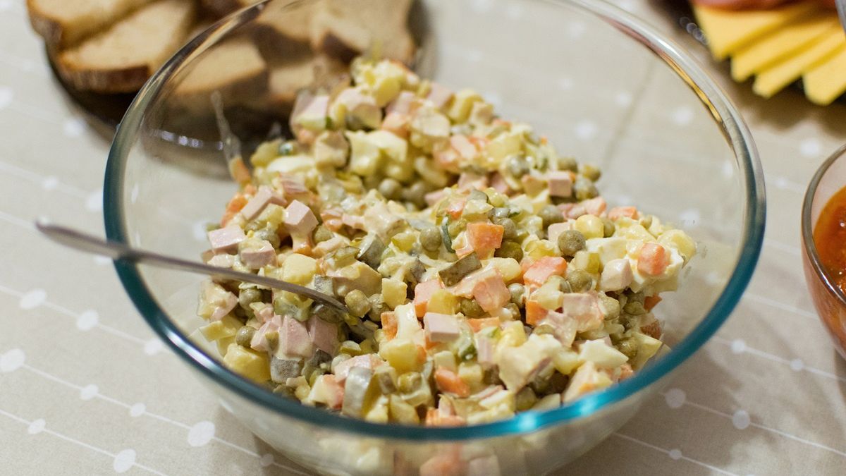 Popisowa sałatka mojego teścia. Robi ją w 15 minut, a jest lepsza niż jarzynowa.