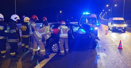 Uderzenie samochodu osobowego w bariery energochłonne na trasie S7 – mamy foto