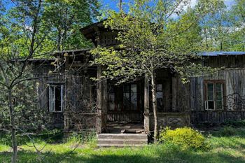 Willa Wedla w ruinie. Właśnie do niej zajrzeli. Znika w oczach