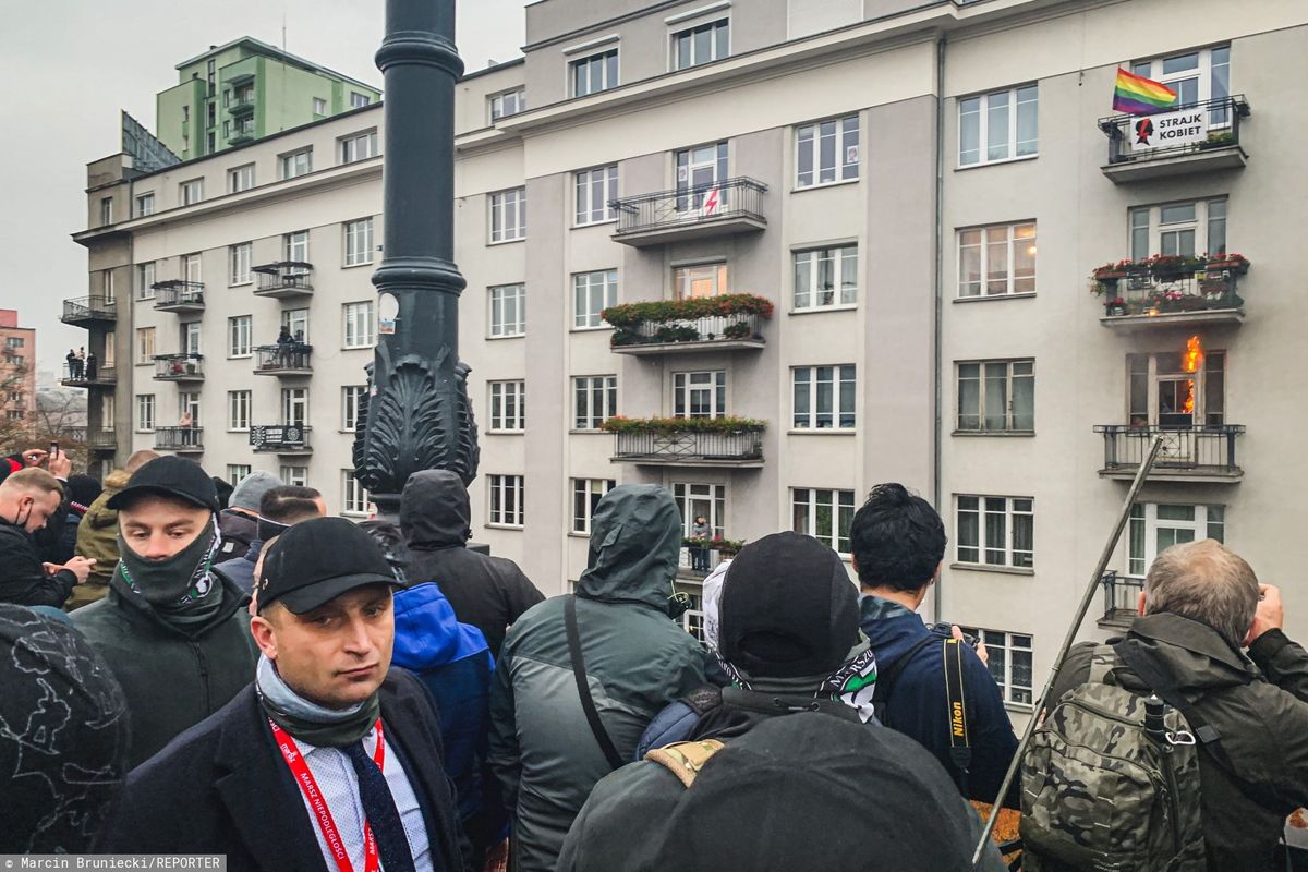 Przed palącym się mieszkaniem był Robert Bąkiewicz, organizator Marszu Niepodległości.