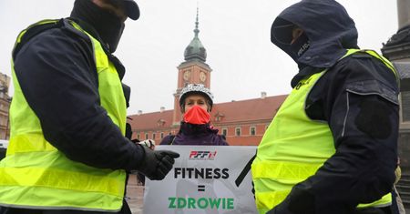 Fitness uderza do Gowina. A za nim weselnicy i handlowcy