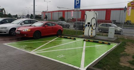 Biedronka z kolejnymi stacjami ładowania aut elektrycznych. Tu kierowcy podładują elektryka podczas zakupów
