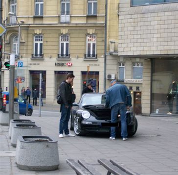 Gąsowski zostawił samochód na chodniku!