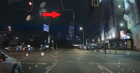 Piorun uderzył w Varso Tower. Internauta nagrał ten moment