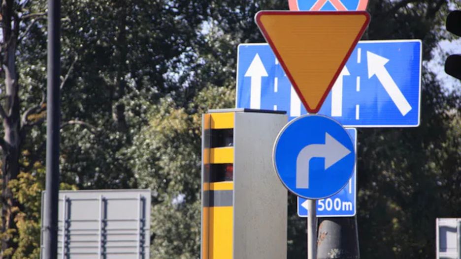 Gąszcz znaków drogowych