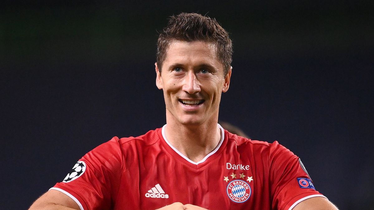 epa08613572 Robert Lewandowski of Bayern Munich  celebrates scoring the 3-0 lead during the UEFA Champions League semi final match between Olympique Lyon and Bayern Munich in Lisbon, Portugal, 19 August 2020.  EPA/Franck Fife / POOL 
Dostawca: PAP/EPA.