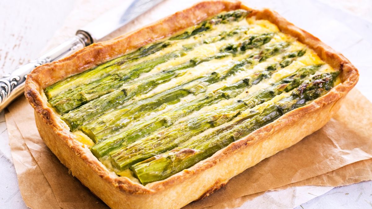 Ułóż szparagi na cieście francuskim. W kwadrans przygotujesz przystawkę jak z restauracji