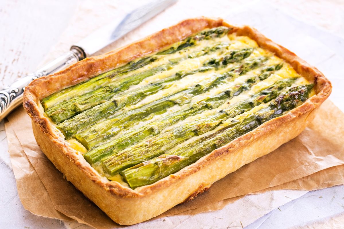 Arrange the asparagus on the puff pastry. In fifteen minutes, you'll prepare an appetizer like from a restaurant.