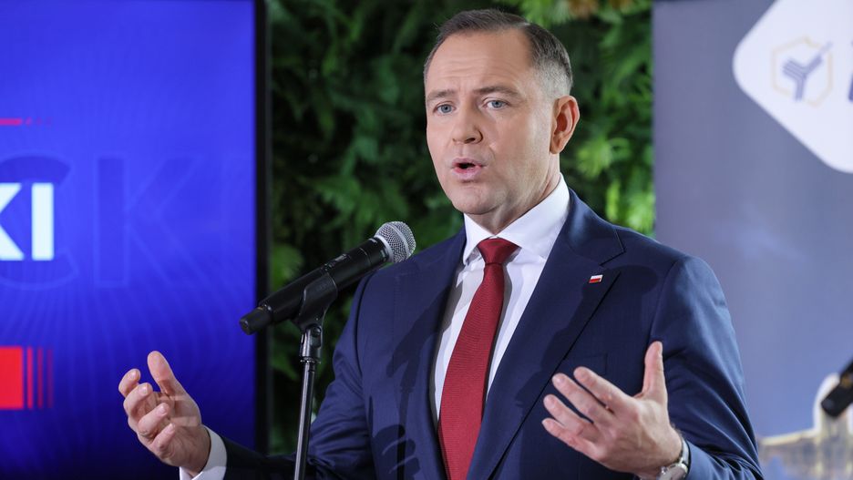 Warszawa, 24.05.2025. Wybory prezydenta RP - kampania przed II turą. Kandydat Komitetu Obywatelskiego, popierany przez PiS prezes IPN Karol Nawrocki podczas spotkania z przedstawicielami Stowarzyszenia TakDlaCPK, 24 bm. w Warszawie. Karol Nawrocki podpisał się pod listą postulatów stowarzyszenia w zakresie działań na rzecz programu CPK i polityki rozwojowej kraju. (amb) PAP/Rafał Guz