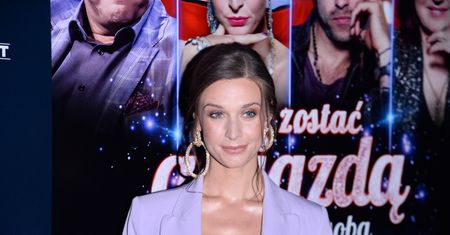 Julia Kamińska w garniturze i kusym topie. Odsłoniła swoje atuty