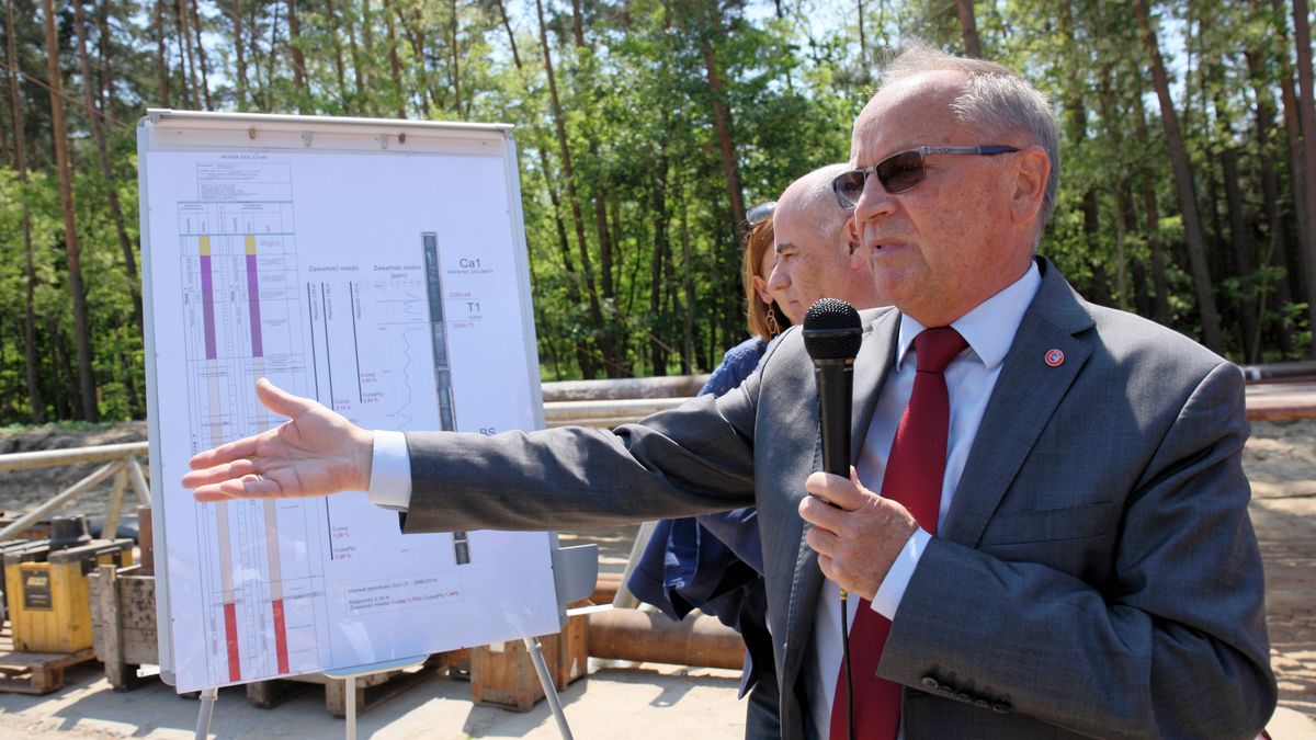 Dyrektor generalny Miedzi Copper Corp prof. Stanisław Speczik  podczas rozpoczęcia ostatniego etapu prac dokumentujących złoże miedzi i srebra 'Nowa Sól'