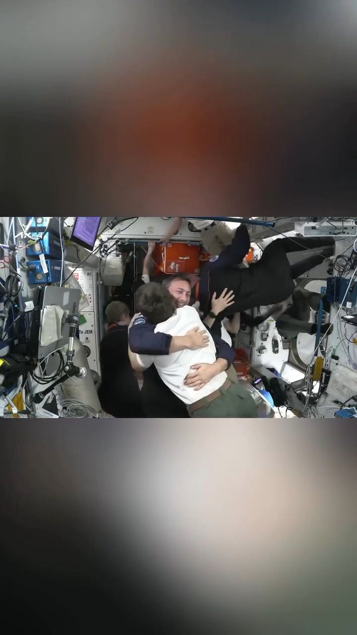 Sławosz Uznański-Wiśniewski po dotarciu na ISS