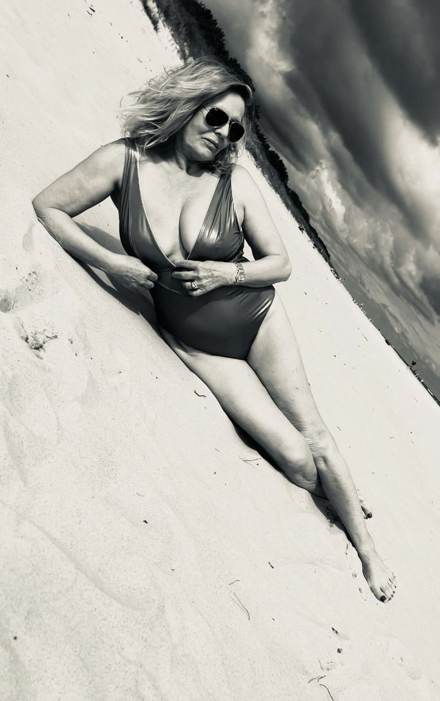 Wyzwolona Grażyna Szapołowska eksponuje walory na plaży w Juracie