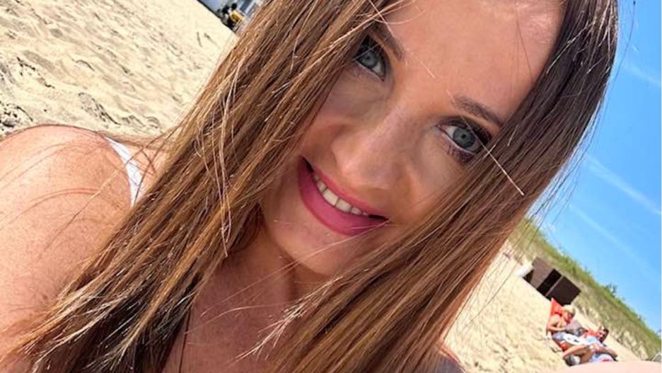 Justyna Dobrosz-Oracz pozuje na plaży