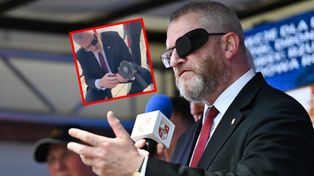 "Ścinali" znak przypięty do barierek. Komentarze po akcji Brauna