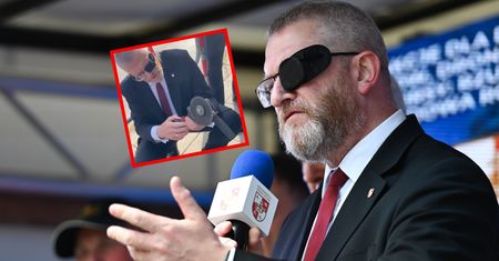 "Ścinali" znak przypięty do barierek. Komentarze po akcji Brauna