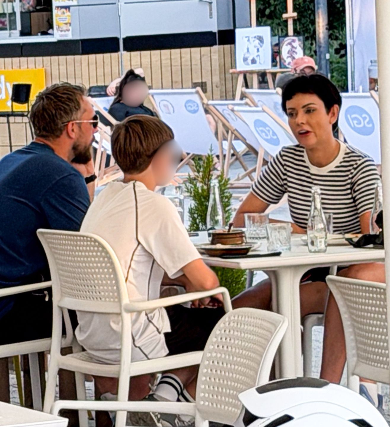 Dorota Gardias z partnerem i dziećmi w restauracji