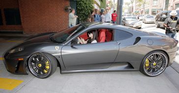 Czyje to Ferrari?