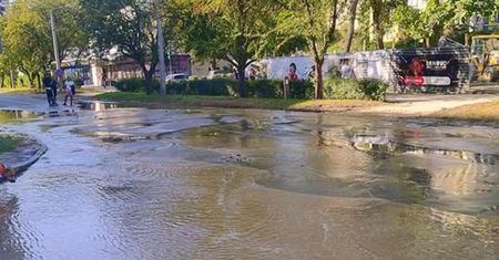 Duża awaria wodociągowa na ul. Głębokiej w Lublinie. Zalana i częściowo zapadnięta jezdnia, ulica zablokowana
