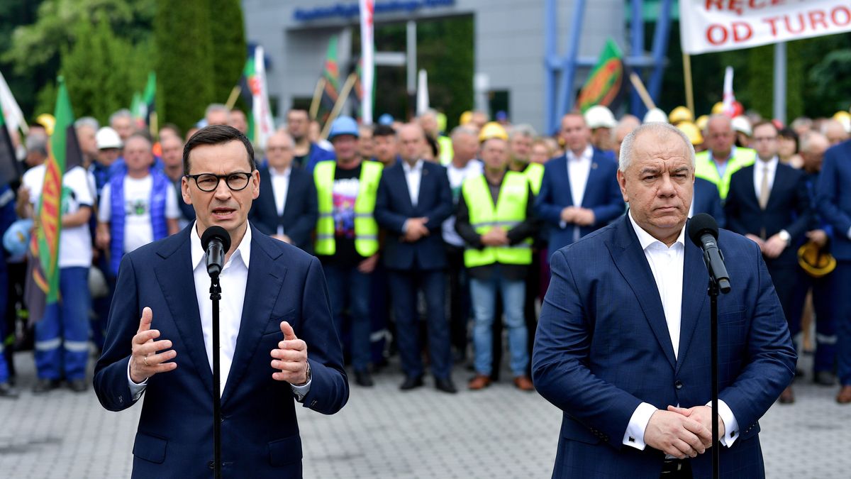 Mateusz Morawiecki, Jacek Sasin
Bogatynia, 07.06.2023. Premier Mateusz Morawiecki (L) i wicepremier i minister aktyw�w pa�stwowych Jacek Sasin (P) podczas wizyty na terenie Kopalni W�gla Brunatnego Tur�w w Bogatyni