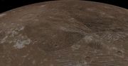 NASA pokazuje niewidziane wcześniej zdjęcia lodowego księżyca