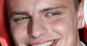 Hakiel dostał pracę w... "Fabryce gwiazd"!