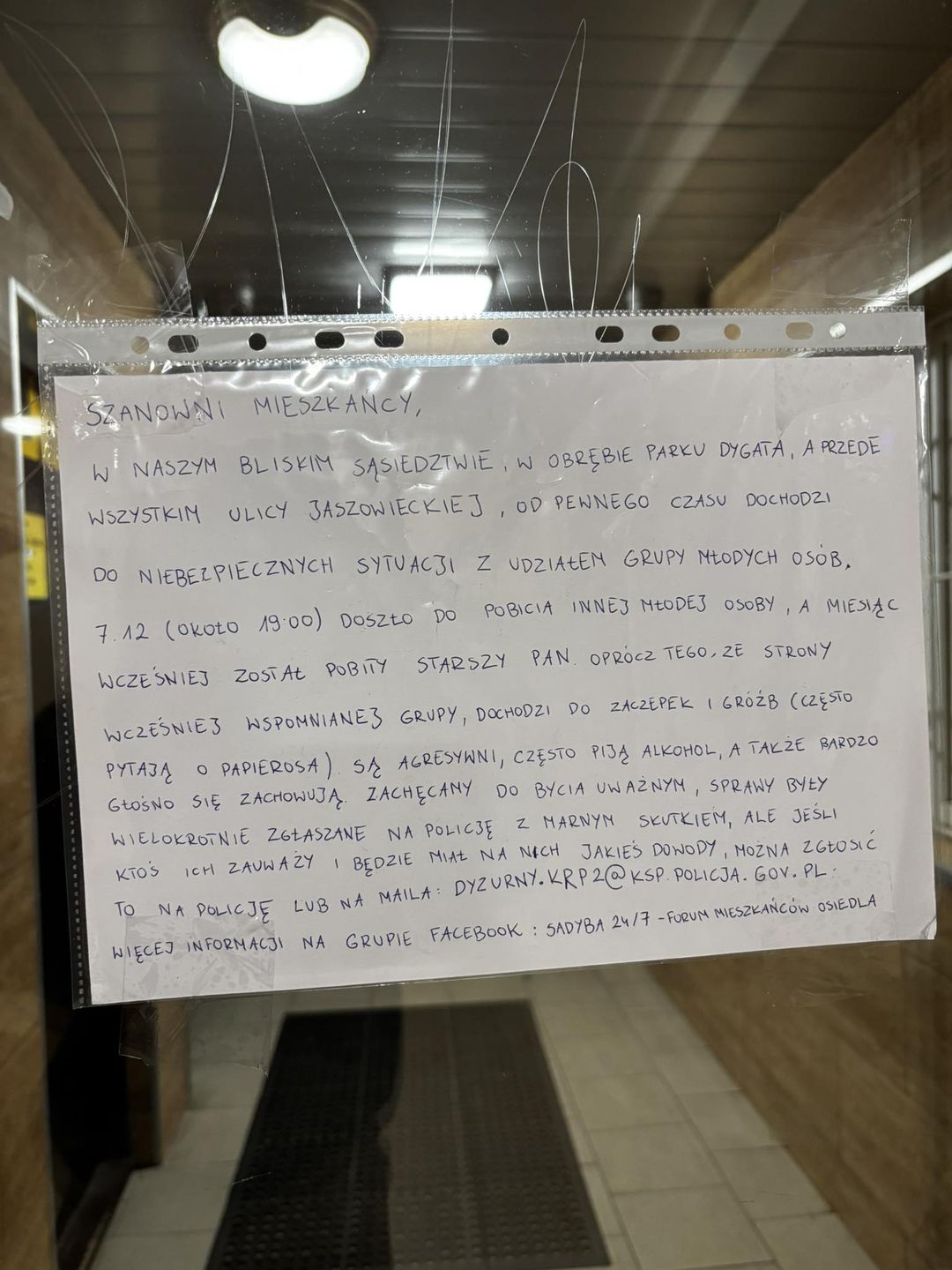 W jednym z bloków wywieszono ogłoszenie z ostrzeżeniem.