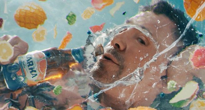 Krzysztof Ibisz wychodzi z lodówki w reklamie Warki Radler i nowej Warki Ice Coffee 0.0%