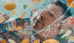 Krzysztof Ibisz wychodzi z lodówki w reklamie Warki Radler i nowej Warki Ice Coffee 0.0%