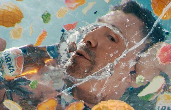 Krzysztof Ibisz wychodzi z lodówki w reklamie Warki Radler i nowej Warki Ice Coffee 0.0%