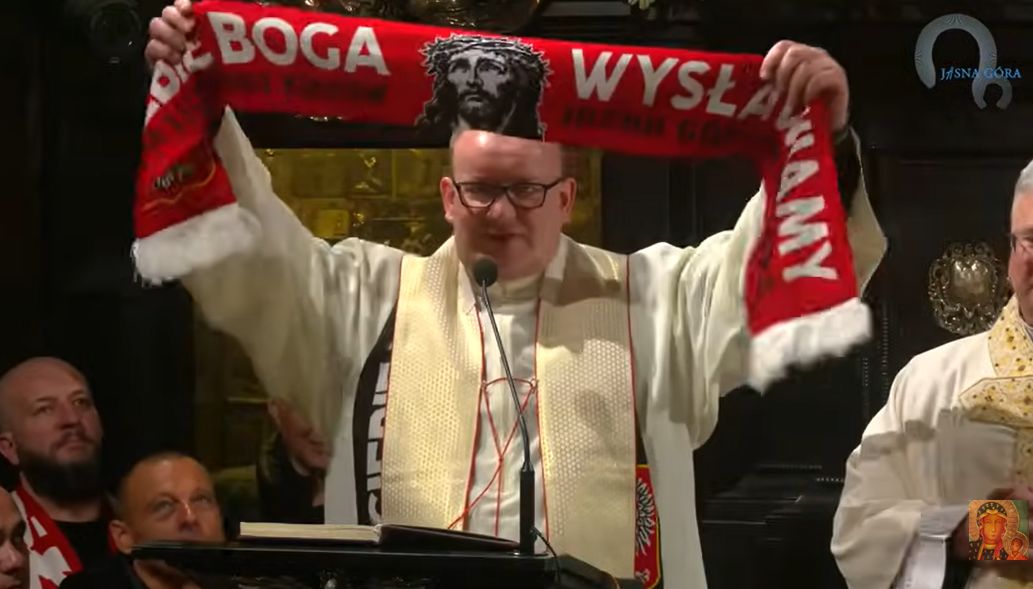 Ksiądz pokazuje prezeklasztoru dla prezydenta Karola Nawrockiego