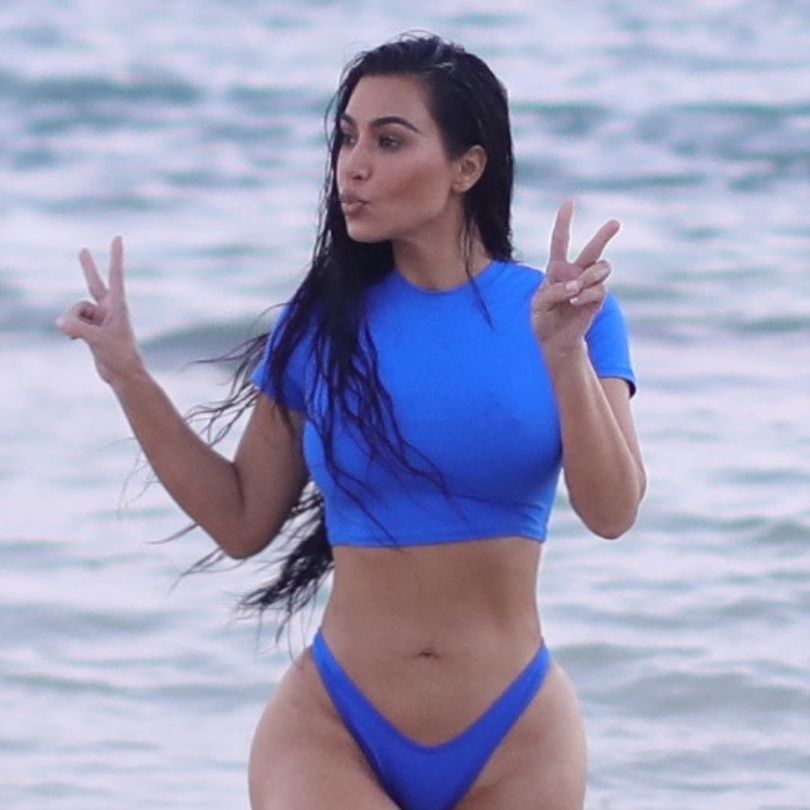 Kim Kardashian prezentuje słynne krągłości podczas sesji na plaży