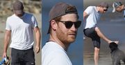 Zrelaksowany książę Harry i jego wierny towarzysz dokazują na plaży bez Meghan u boku (ZDJĘCIA)
