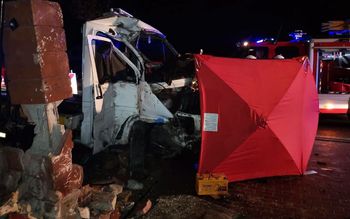Laweta rozbiła się o mur cmentarza. Kierowca nie żyje