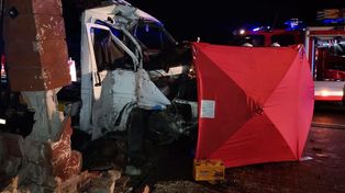 Laweta rozbiła się o mur cmentarza. Kierowca nie żyje