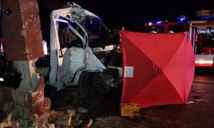 Laweta rozbiła się o mur cmentarza. Kierowca nie żyje