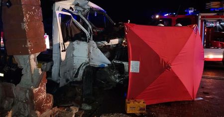 Laweta rozbiła się o mur cmentarza. Kierowca nie żyje