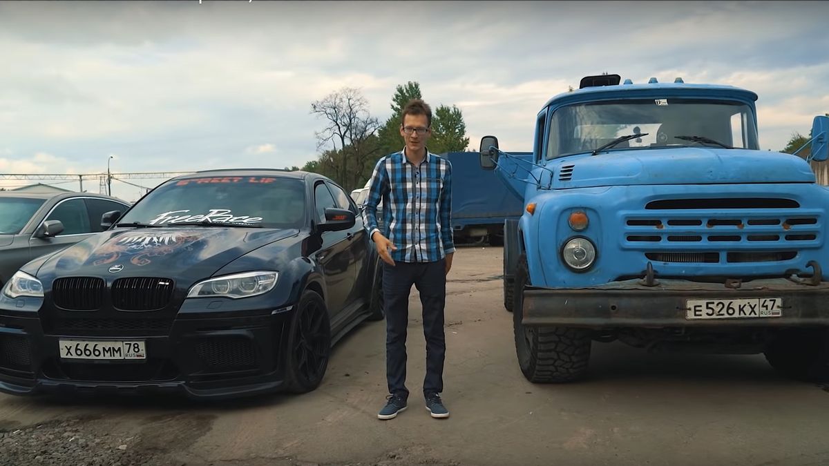 Przyciągająca wzrok maszyna na tor. Obok BMW X6