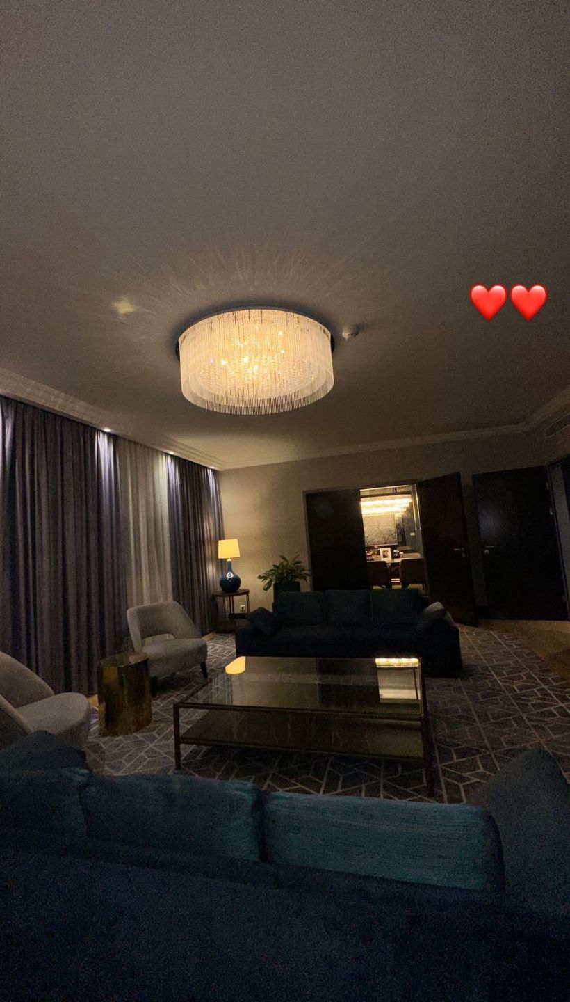 Caroline Derpienski prezentuje wnętrza hotelowego apartamentu 