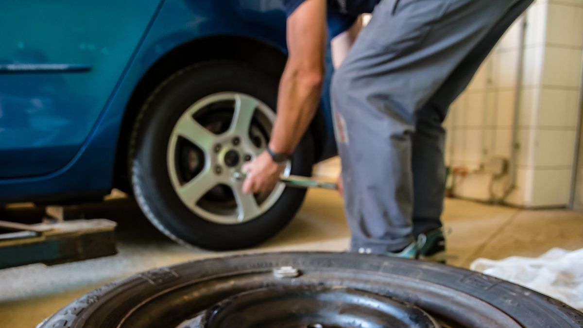 Wymiana opon może być trudna.