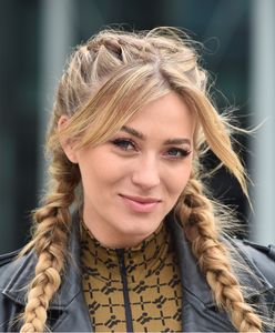 "Boska Marcelinka". Marcelina Zawadzka pozuje w bluzie i prześwitujących rajstopach