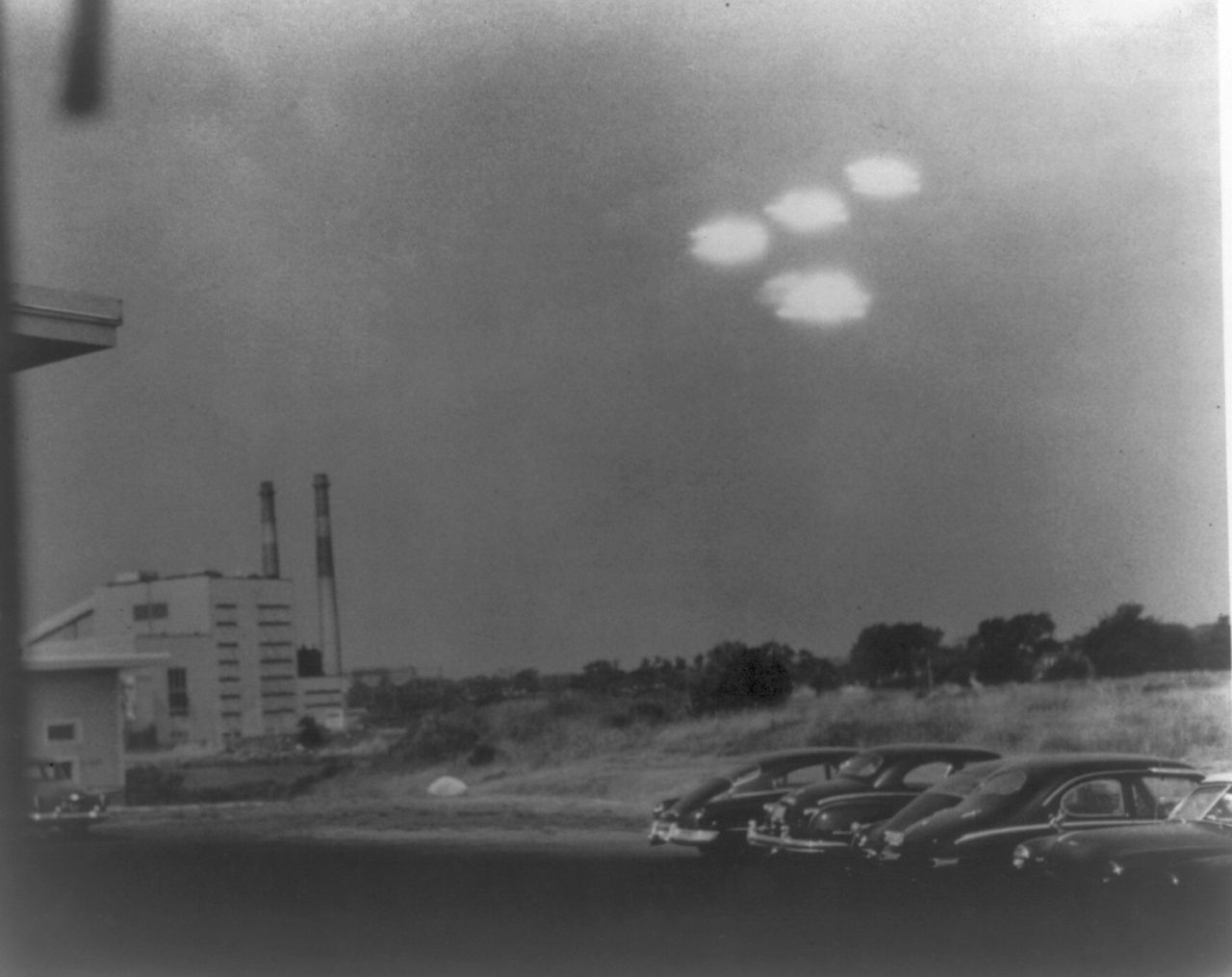 Jedna z udostępnionych przez Pentagon, starych fotografii - zdjęcie UAP wykonane przez straż przybrzeżną w latach 50.